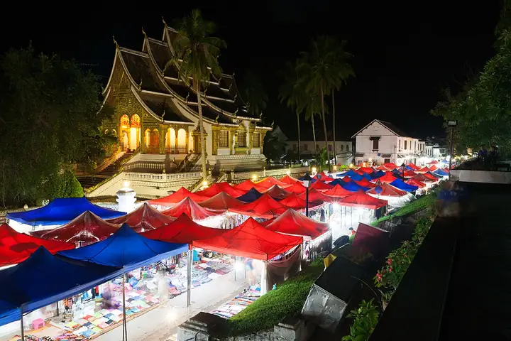 ใกล้ตลาดมืด